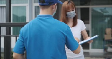 Kapıdan kapıya teslimat ekspresi, müşteri alıcısına maske takan bir paket gönderin. Virüs yayılırken kargo önleme enfeksiyonu karantinasını kontrol edin. Coronavirus..