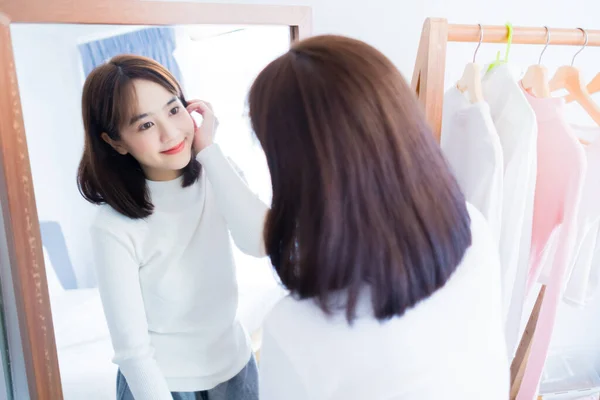 Jeune Asiatique Femme Vérifier Visage Beauté Maquillage Shopping Magasin Mode — Photo
