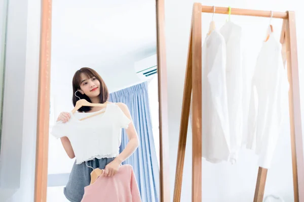 Asijské Žena Výběru Oblečení Dress Zrcadlo Doma Módní Životní Styl — Stock fotografie