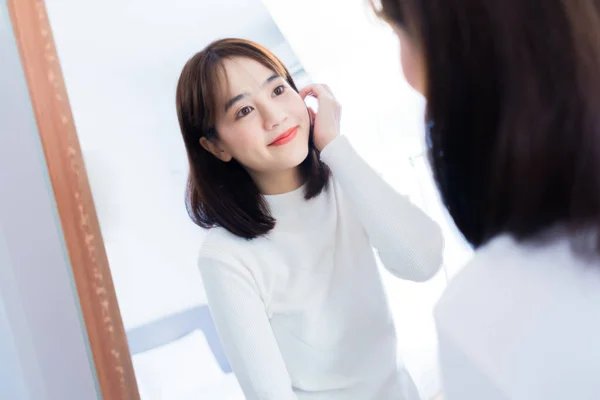 Joven Mujer Asiática Chequeando Belleza Facial Maquillaje Compras Tienda Moda — Foto de Stock