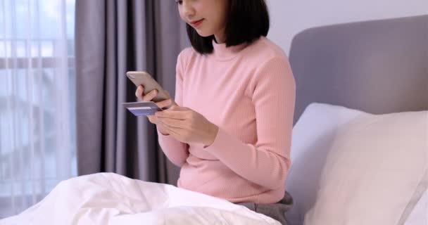 Młoda Azjatka Sprawdza Konto Online Smartfonie Posiada Kartę Kredytową Robi — Wideo stockowe