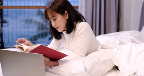 Wanita Asia Yang Cantik Membaca Buku Pendidikan Learning Dan Remote — Stok Video