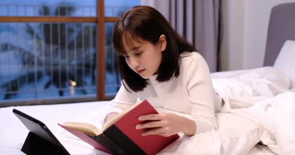 Güzel Asyalı Kadın Kitap Eğitimi Öğrenimi Okuyor Internetten Sosyal Ağlar — Stok video