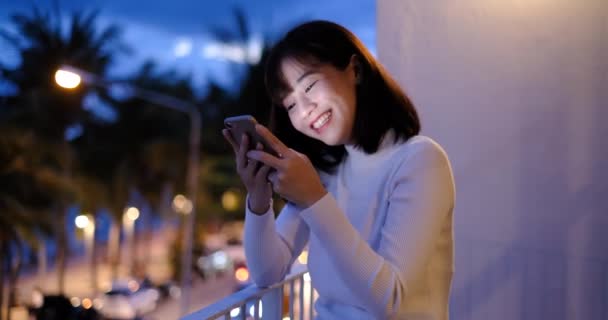 Night Beautiful Asian Woman Using Cell Phone Balcony Enjoy While — Αρχείο Βίντεο
