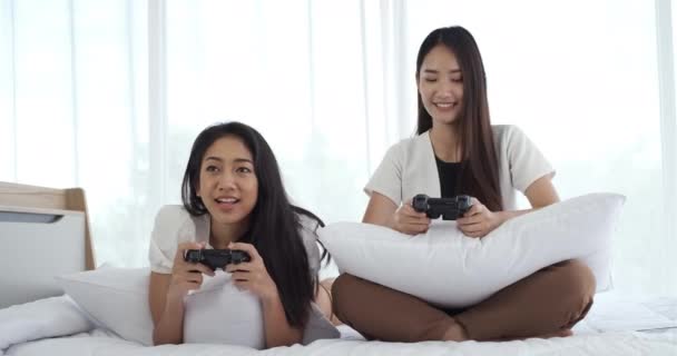Boldog Két Ázsiai Kezében Vezeték Nélküli Joysticks Játék Míg Boszorkány — Stock videók