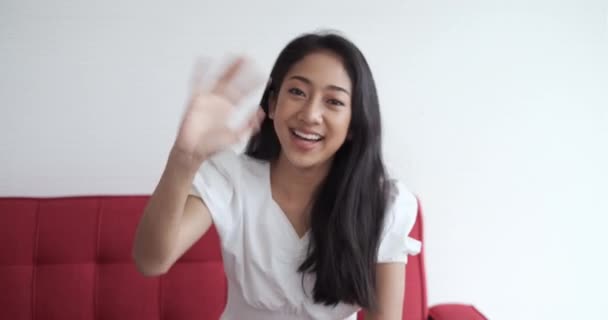 Молодая Азиатская Женщина Глядя Камеру Разговаривая Смеясь Над Домом Счастливая — стоковое видео