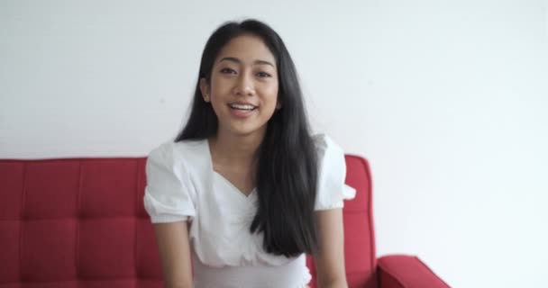 Молодая Азиатская Женщина Глядя Камеру Разговаривая Смеясь Над Домом Счастливая — стоковое видео