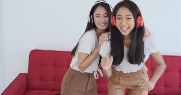 Deux Jeunes Filles Asiatiques Heureuses Dansant Chantant Ensemble Dans Salon — Video