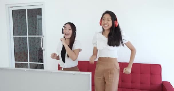 Två Glada Unga Asiatiska Kvinnor Dansar Och Sjunger Tillsammans Det — Stockvideo