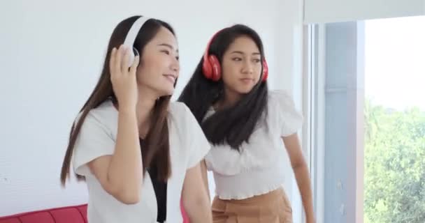 Två Glada Unga Asiatiska Kvinnor Dansar Och Sjunger Tillsammans Det — Stockvideo