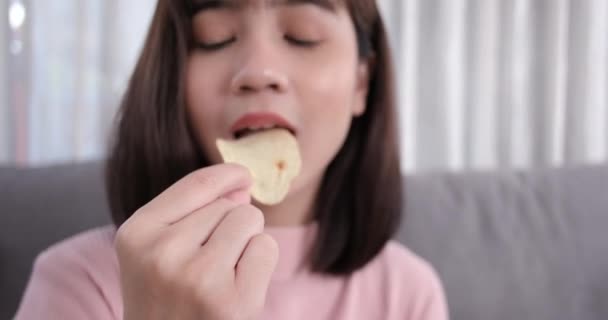Close Aziatische Vrouw Afhaalmaaltijden Chips Junk Food Transvetten Van Vrouwelijke — Stockvideo