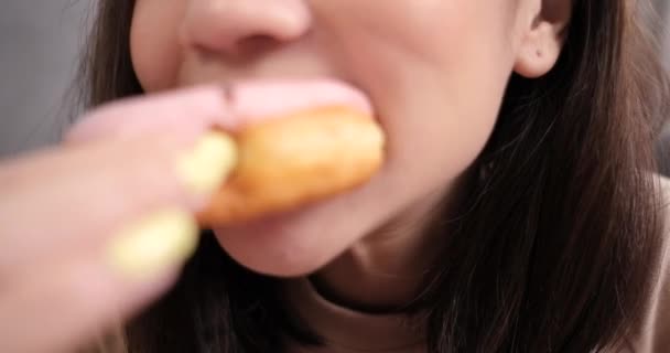 Κοντινό Πλάνο Ασιατική Γυναίκα Takeaway Τρώει Ντόνατ Γλυκό Πρόχειρο Φαγητό — Αρχείο Βίντεο