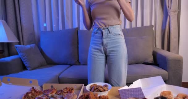 Jeune Asiatique Femme Emporter Manger Junk Food Poulet Pépites Aile — Video