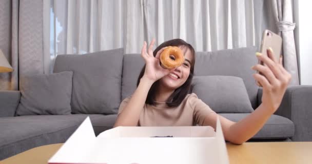 Jonge Aziatische Vrouw Afhaalmaaltijden Donut Junk Food Genieten Van Selfie — Stockvideo