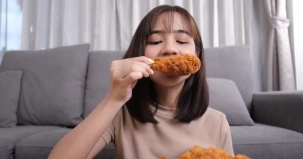 Молода Азійка Відбирає Нездорову Їжу Курячого Яса Крильця Самиця Насолоджується — стокове відео