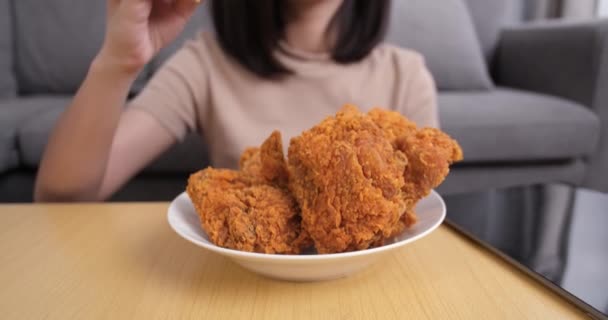 Ung Asiatisk Kvinna Takeaway Äta Skräpmat Kyckling Nuggets Wing Kvinna — Stockvideo