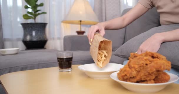 Jonge Aziatische Vrouw Afhaalmaaltijden Junk Food Eten Kip Nuggets Vleugels — Stockvideo