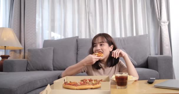 Wanita Asia Muda Membawa Junk Food Makan Pizza Dengan Minuman — Stok Video