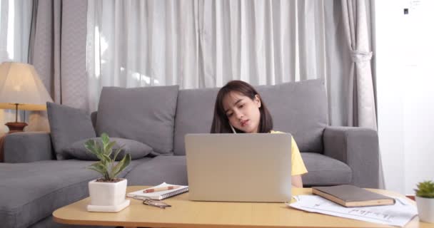 Genç Asyalı Bir Kadın Dizüstü Bilgisayarını Açıp Telefonla Konuşuyor Oturma — Stok video