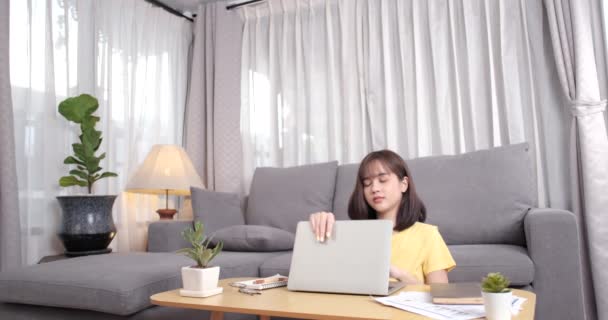 Genç Asyalı Kadın Oturma Odasındaki Kanepede Bilgisayarın Önünde Yalan Söylemeye — Stok video