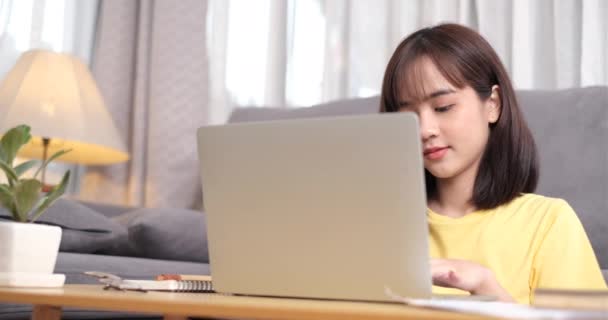Sarı Tişörtlü Genç Asyalı Bir Kadın Evde Bilgisayarın Önünde Ele — Stok video