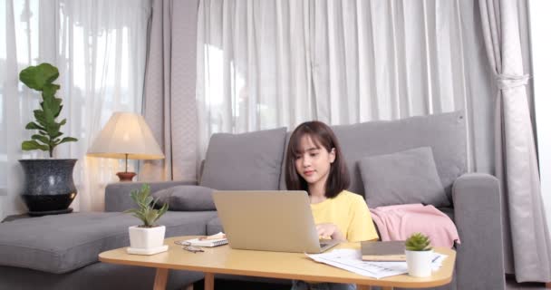 Wanita Asia Muda Yang Memakai Komputer Laptop Ketika Menulis Atas — Stok Video