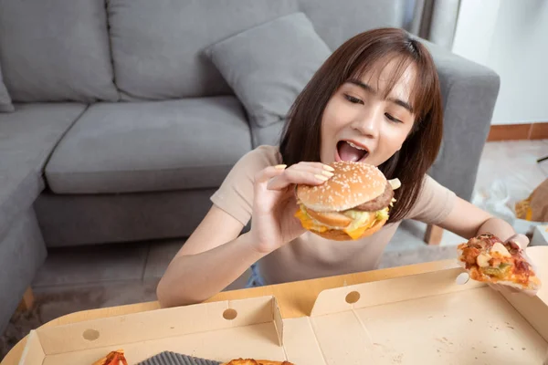 Close Mulher Asiática Takeaway Comer Junk Food Hambúrguer Pizza Close — Fotografia de Stock