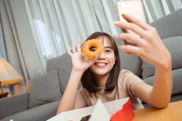 Fiatal Ázsiai Elvitelre Eszik Fánk Junk Food Élvezze Szelfi Frissítés — Stock Fotó