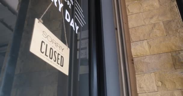 亚洲理发师在理发店转弯抹角欢迎开设标志前玻璃门店 在科罗纳威斯关闭后重新开始创业 准备好了新的正常发型生活理念 — 图库视频影像