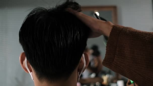 Zamknij Się Azjatycki Mężczyzna Fryzjer Pomocą Suszarki Włosów Fryzjer Sklep — Wideo stockowe