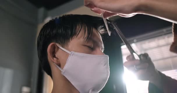 Asya Berber Dükkanı Saç Kesimi Coronavirus Tecridinden Sonra Yüz Maskesi — Stok video