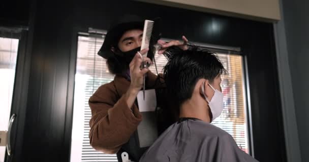 亚洲理发店剪裁排队顾客的戴口罩预防生意重新开始后 验尸官关闭 男人的发型和新的正常生活理念 — 图库视频影像