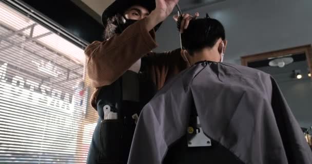 Asia Barber Shopヘアカットキューイングお客様の顔マスク予防ビジネス再開後コロナウイルスロックダウン 男性のヘアスタイルと新しい通常のライフスタイルの概念 — ストック動画