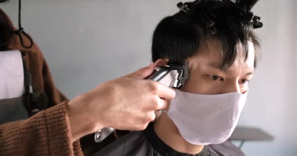 Close Barber Shop Hair Cutting Queueing Customer Wearing Face Mask — Stock Video