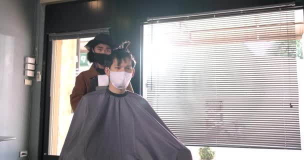 Asia Barber Shop Coupe Cheveux Faisant Queue Client Portant Masque — Video