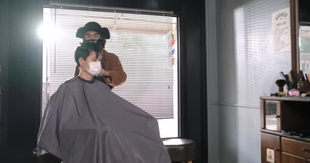 Asia Barber Shop Friseursalon Schlangestehen für Kunden, die Gesichtsmasken tragen Prävention Geschäft Wiedereröffnung nach Coronavirus Lockdown, Men s Hairstyling und neue normale Lebensstil-Konzept.