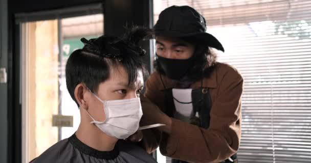 Närbild Barber Shop Hårklippning Köande Kundens Bär Ansiktsmask Förebyggande Verksamhet — Stockvideo