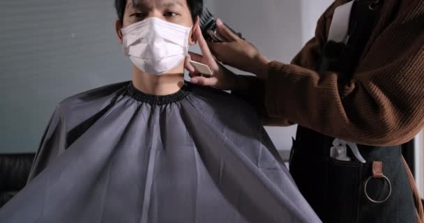 Asya Berber Dükkanı Saç Kesimi Coronavirus Tecridinden Sonra Yüz Maskesi — Stok video