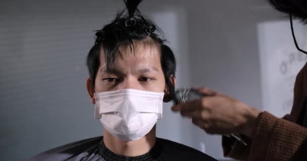 Asya Berber Dükkanı Nın Kapanış Yüzü Saç Kesimi Coronavirus Kapatıldıktan — Stok video