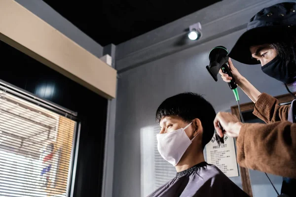 Asia Barber Shop Kapper Knippen Wachtrijen Klant Het Dragen Van — Stockfoto
