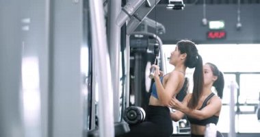 Spor giyim spor salonunda kadın vücut geliştirici spor antrenörlüğü, spor koçluğu, vücut geliştirme, spor yaşam tarzı konsepti..