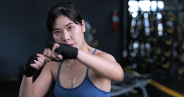 Primer Plano Action Shot Deportiva Joven Mujer Asiática Boxeadora Con — Vídeos de Stock