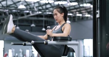 Sportif genç Asyalı kadınlar spor salonunda vücut ağırlığıyla egzersiz yapıyor, vücut geliştirme eğitimi alıyor güçlü ve sağlıklı vücut geliştiriyor, sporcu kasları geliştiriyor, yaşam tarzı kavramları geliştiriyor..