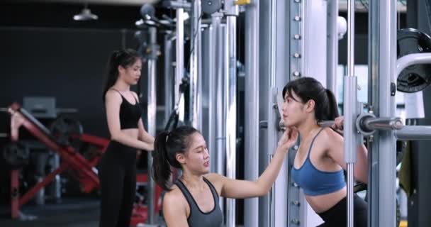 Deportivas Mujeres Asiáticas Ejercicio Ejercicio Sentadillas Gimnasio Fitness Con Barra — Vídeos de Stock