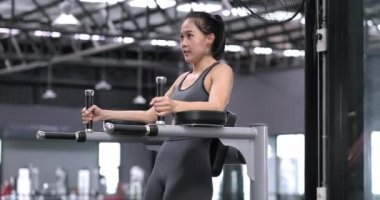 Sportif genç Asyalı kadınlar spor salonunda vücut ağırlığıyla egzersiz yapıyor, vücut geliştirme eğitimi alıyor güçlü ve sağlıklı vücut geliştiriyor, sporcu kasları geliştiriyor, yaşam tarzı kavramları geliştiriyor..