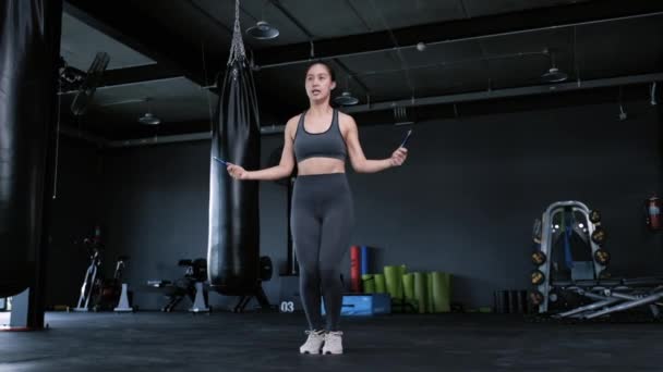 Wanita Asia Muda Dalam Pakaian Olahraga Berolahraga Dengan Tali Lompat — Stok Video