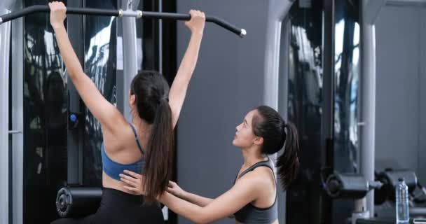 Bodybuilderin Von Frauen Trainiert Gymnastik Fitnessstudio Sportbekleidung Mit Personal Trainer — Stockvideo