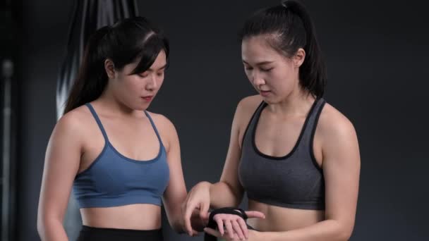 Sportif Genç Asyalı Kadınlar Boksör Çalıştırıyor Antrenörle Bilek Kemeri Takıyor — Stok video