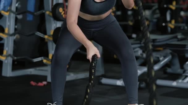 Sportowy Atleta Kobiety Trening Liny Walki Cross Fitness Siłowni Kobieta — Wideo stockowe