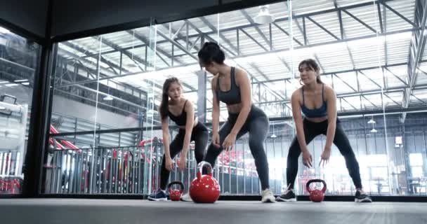 Grupo Mulheres Asiáticas Treino Exercícios Academia Fitness Sportswear Com Personal — Vídeo de Stock